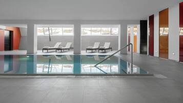 Innenpool, geöffnet von 08:00 Uhr bis 20:00 Uhr, Liegestühle