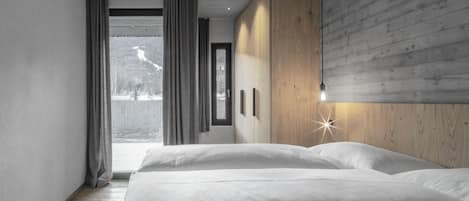 Suite, Garden View | Hypo-allergenic bedding, in-room safe, desk, laptop workspace