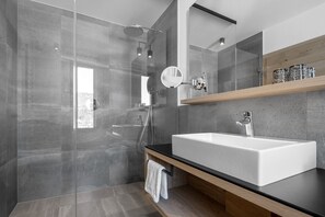 Chambre Double Panoramique, balcon, vue montagne | Salle de bain