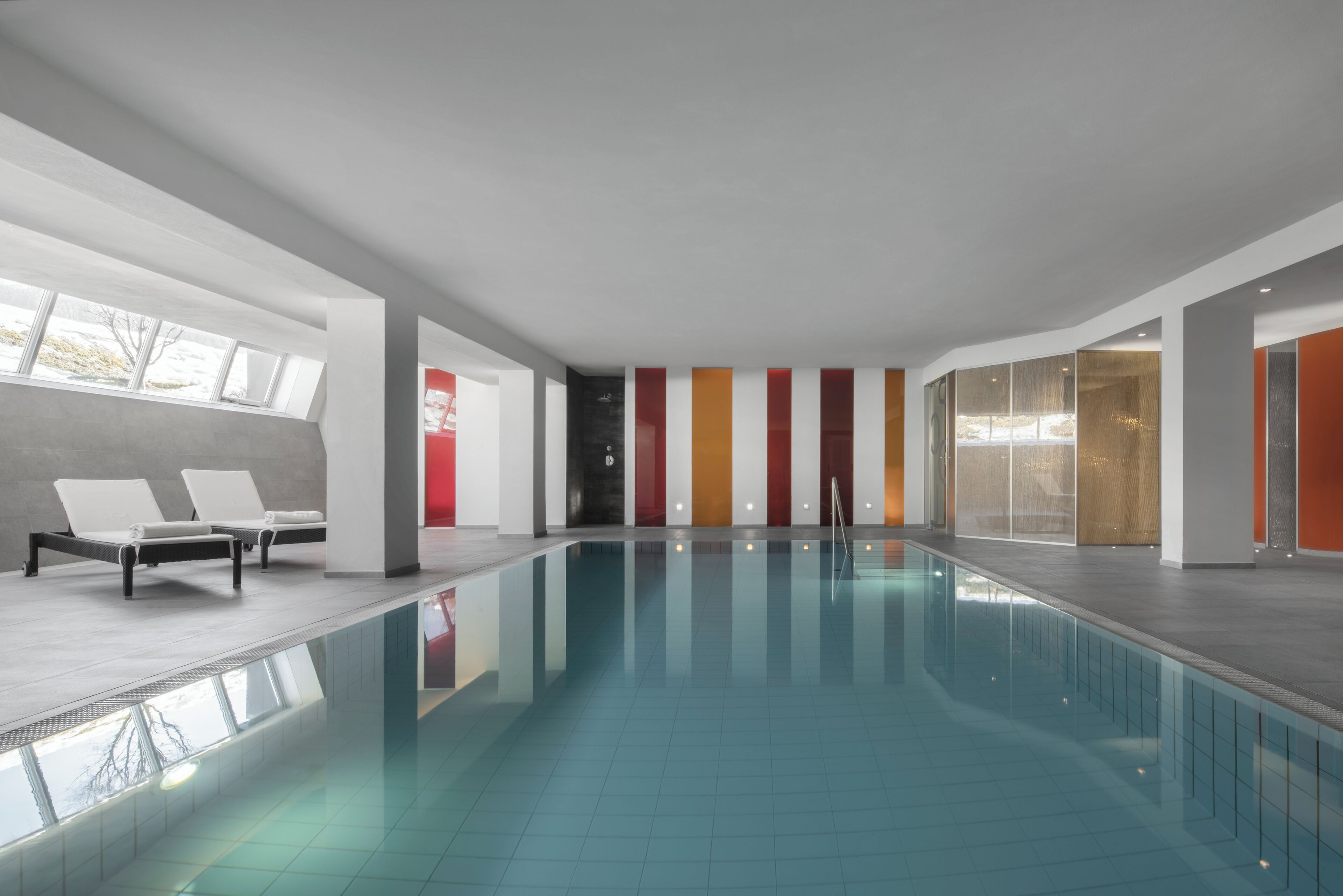 Innenpool, geöffnet von 08:00 Uhr bis 20:00 Uhr, Liegestühle