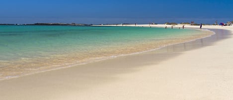 Una spiaggia nelle vicinanze