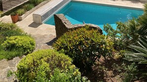 A pool surrounded by lush greenery and a view of the sea. - Superb modern Family Villa nearby fabulous sandy beaches (Rayol-Canadel-Sur-Mer)