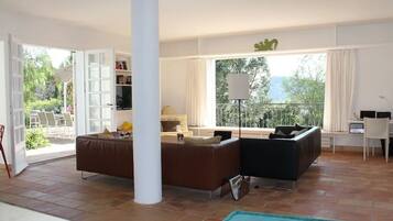 TV connectée, cheminée, table de tennis de table, livres