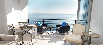 DELUXE APARTMENT- BEACHFRONT, SWIMMING POOL, A/A, FREE WIFI AND PARKING