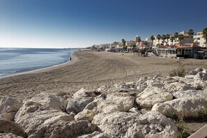Beach nearby - DELUXE APARTMENT- BEACHFRONT, SWIMMING POOL, A/A, FREE WIFI AND PARKING (Torremolinos)