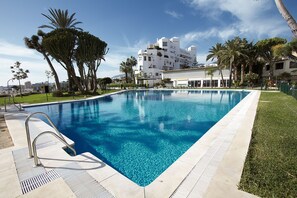 Pool - DELUXE APARTMENT- BEACHFRONT, SWIMMING POOL, A/A, FREE WIFI AND PARKING (Torremolinos)