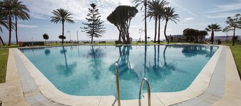 DELUXE APARTMENT- BEACHFRONT, SWIMMING POOL, A/A, FREE WIFI AND PARKING