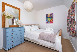 2 bedrooms, iron/ironing board, travel cot, WiFi - Beautiful, detatched 300 year old, fully renovated cottage with country views (Perth & Kinross)