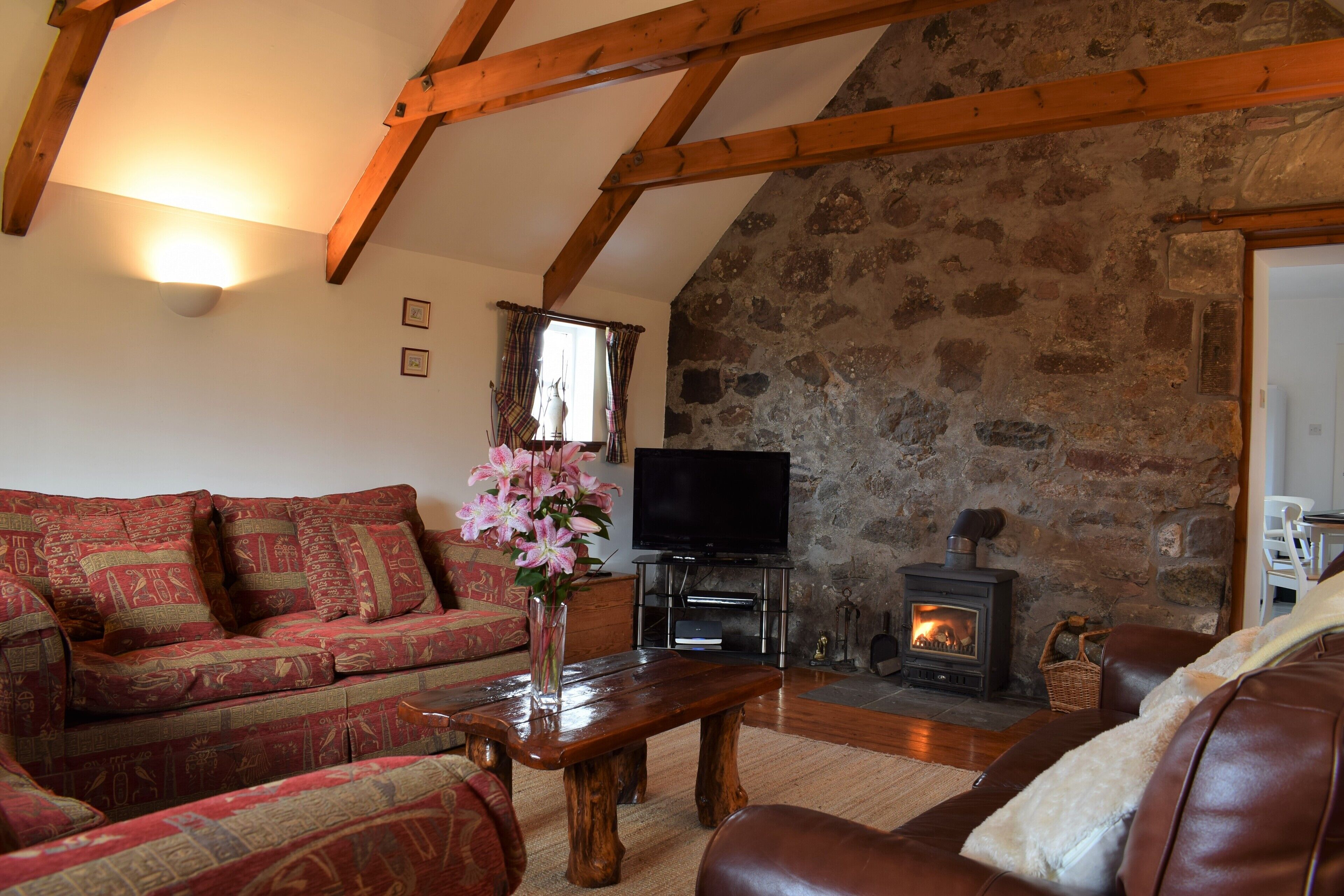 Beautiful, detatched 300 year old, fully renovated cottage with country views