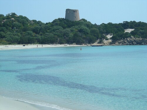 Villino pieds dans l'eaux, 50 metrin päässä hienon valkoisen hiekan rannasta