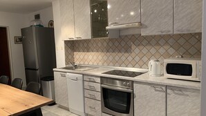 A modern kitchen with a dishwasher, oven, microwave, and a sink. - 3 bedroom villa, sea 5 minutes walk, private parking & garden, quiet location (Ulica Bana  Mazuranica)