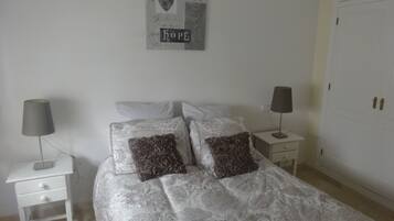 2 quartos, ferros/tábuas de passar roupa, Wi-Fi, roupa de cama