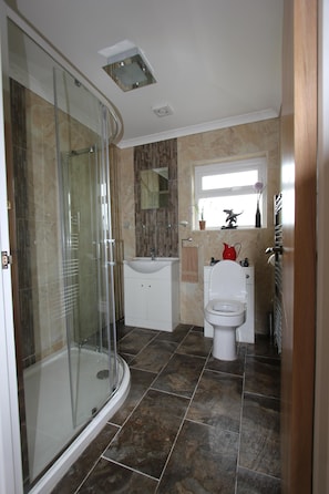 Douche, serviettes fournies