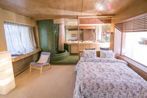 1 soverom, skrivebord, strykejern/-brett og reiseseng for barn