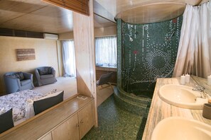 Shower, hair dryer, towels, soap - Unique apartment in Athens Riviera (Paleo Faliro)