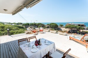 Outdoor dining - Apartments Mazagón "Beach" with a huge terrace (Palos de la Frontera)