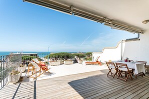 Outdoor dining - Apartments Mazagón "Beach" with a huge terrace (Palos de la Frontera)