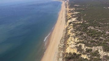 靠近海滩、沙滩椅