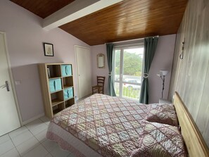 3 slaapkamers, een strijkplank/strijkijzer, reisbedje, gratis wifi
