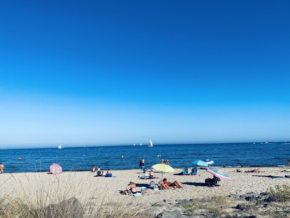 Una spiaggia nelle vicinanze, lettini da mare