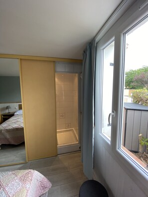 Suihku, hiustenkuivaaja, pyyhkeet