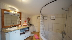 Baignoire, séchoir à cheveux