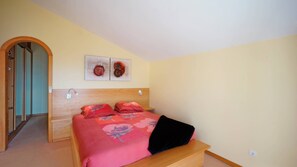 3 bedrooms, iron/ironing board, free Internet, bed sheets