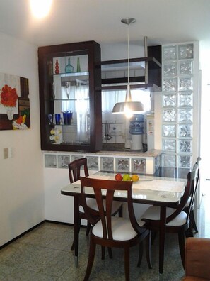 Traditional Apartment, Multiple Beds, Accessible, Non Smoking | In-room dining