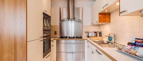 Kühlschrank, Mikrowelle, Ofen, Herdplatte