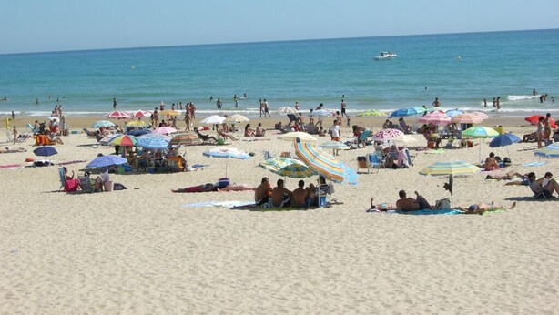A crowded beach with numerous colorful umbrellas and people relaxing on the sand. - Modern Villa, Private Pool, Wifi, Air Con, Central Location, Many Extras (Chiclana)