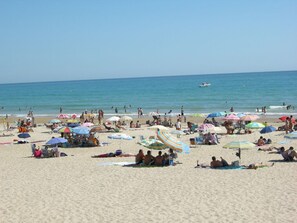 A crowded beach with numerous colorful umbrellas and people relaxing on the sand. - Modern Villa, Private Pool, Wifi, Air Con, Central Location, Many Extras (Chiclana)