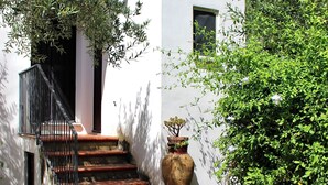 Un edificio blanco con una escalera de piedra que lleva a una puerta.