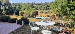 Outdoor dining - Charming house surrounded by vineyards and the Luberon countryside (Grambois)
