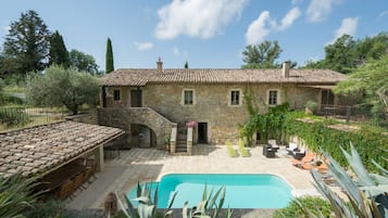 Piscine couverte, piscine extérieure