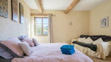 6 slaapkamers, een strijkplank/strijkijzer, reisbedje, gratis wifi