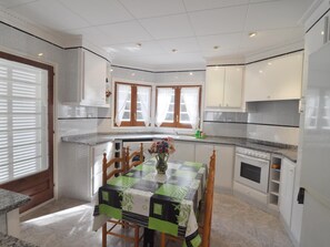 Kühlschrank, Mikrowelle, Ofen, Geschirrspüler