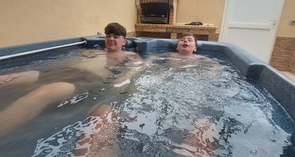 3 Bed, 2 bath house - great location & views - Hot Tub, BBQ, FIBRE Wifi, SKY