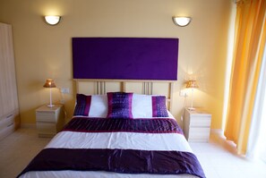 3 間睡房、房內夾萬、書桌、熨斗/熨衫板