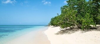 Luxury residence on plage des raisins clairs in saint-francois