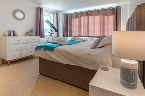 4 makuuhuonetta, työpöytä, silitysrauta/-lauta, ilmainen Wi-Fi