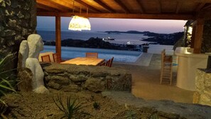 Outdoor dining - To other view βρίσκεται μόλις 3’από την  πιο διασημη παραλία της Μυκόνου (Mikonos)