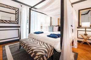 5 bedrooms, in-room safe, iron/ironing board, WiFi - Extraordinary seafront villa with pool for up to 9 people (Lozica)