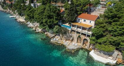 Außergewöhnliche Villa am Meer mit Pool für bis zu 9 Personen