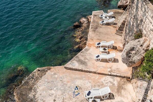 Terrace/patio - Extraordinary seafront villa with pool for up to 9 people (Lozica)