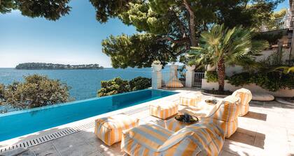 Extraordinary seafront villa with pool for up to 9 people
