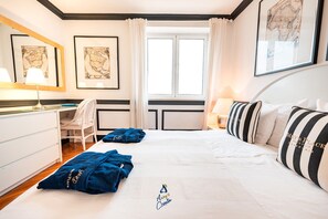 5 bedrooms, in-room safe, iron/ironing board, WiFi - Extraordinary seafront villa with pool for up to 9 people (Lozica)
