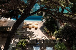 Property grounds - Extraordinary seafront villa with pool for up to 9 people (Lozica)