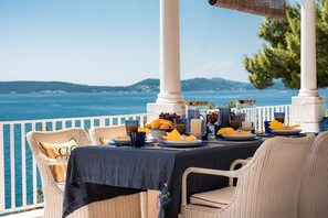 Outdoor dining - Extraordinary seafront villa with pool for up to 9 people (Lozica)