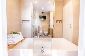 Bathtub, hair dryer, bidet, towels