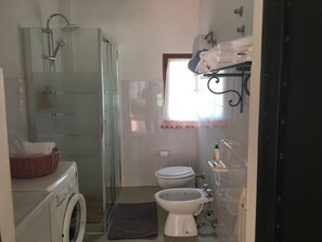 Bruser, hårtørrer, badekåber, bidet